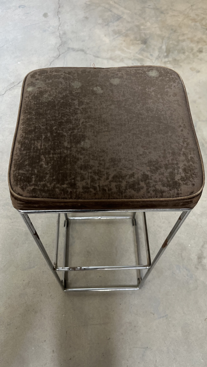 Tabouret de bar en tissu marron sur structure chromée