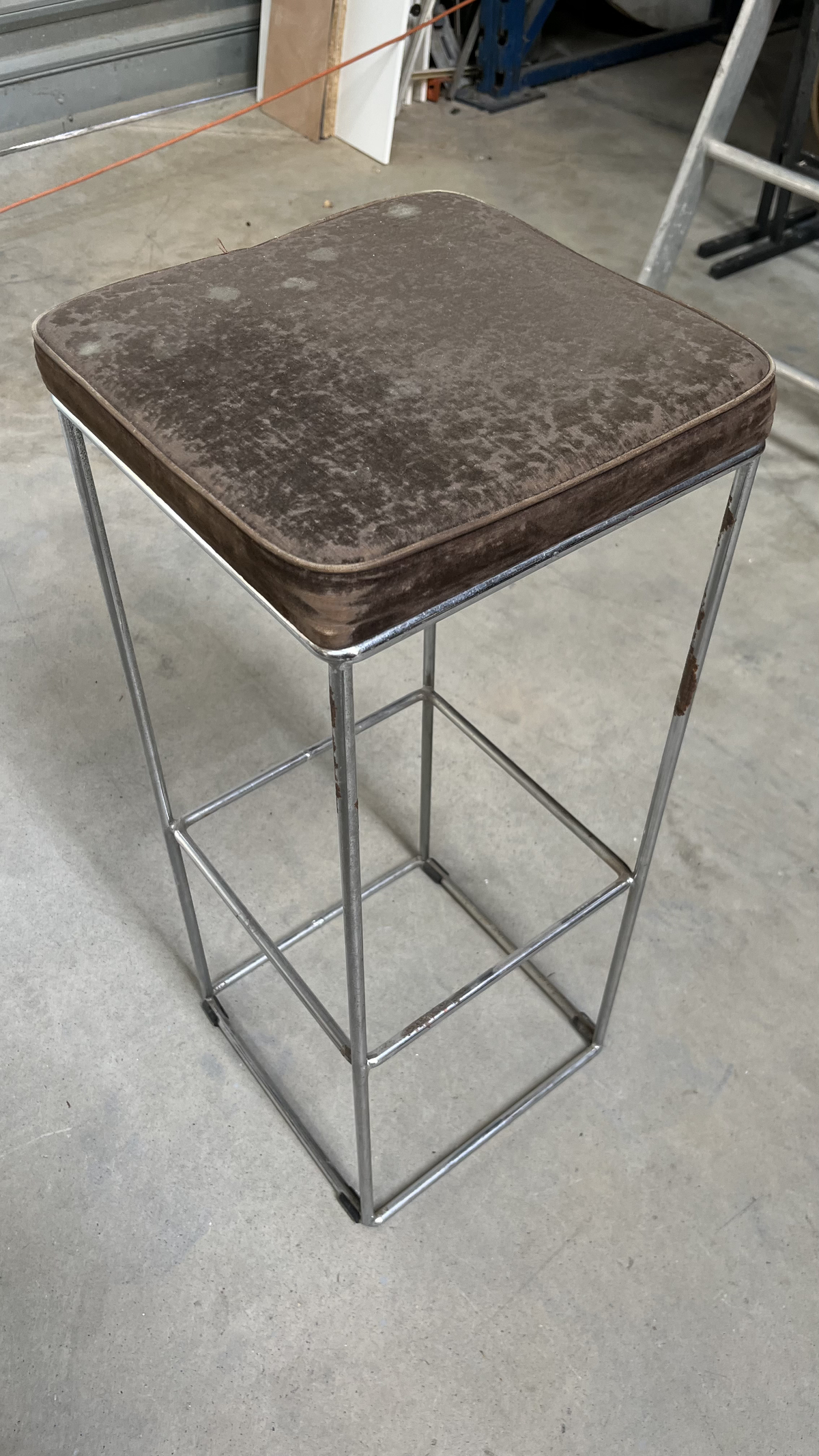 Tabouret de bar en tissu marron sur structure chromée