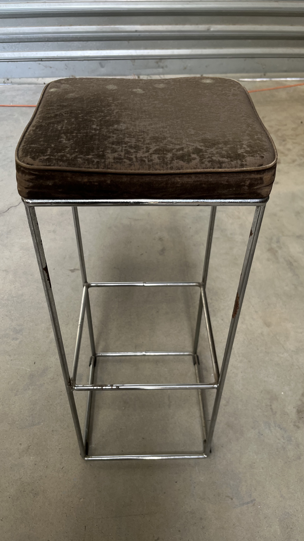 Tabouret de bar en tissu marron sur structure chromée