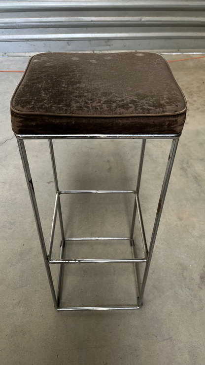 Tabouret de bar en tissu marron sur structure chromée