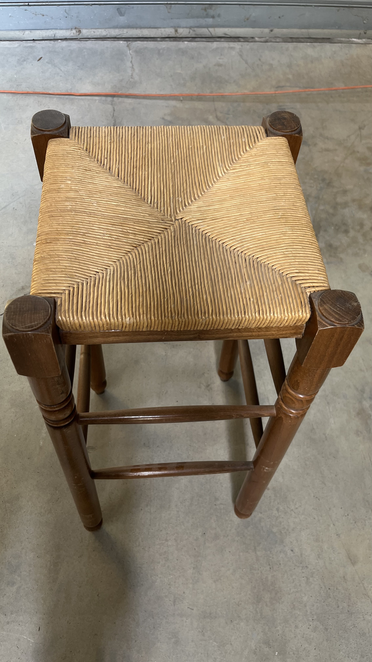 Tabouret de bar en bois à assise paillée