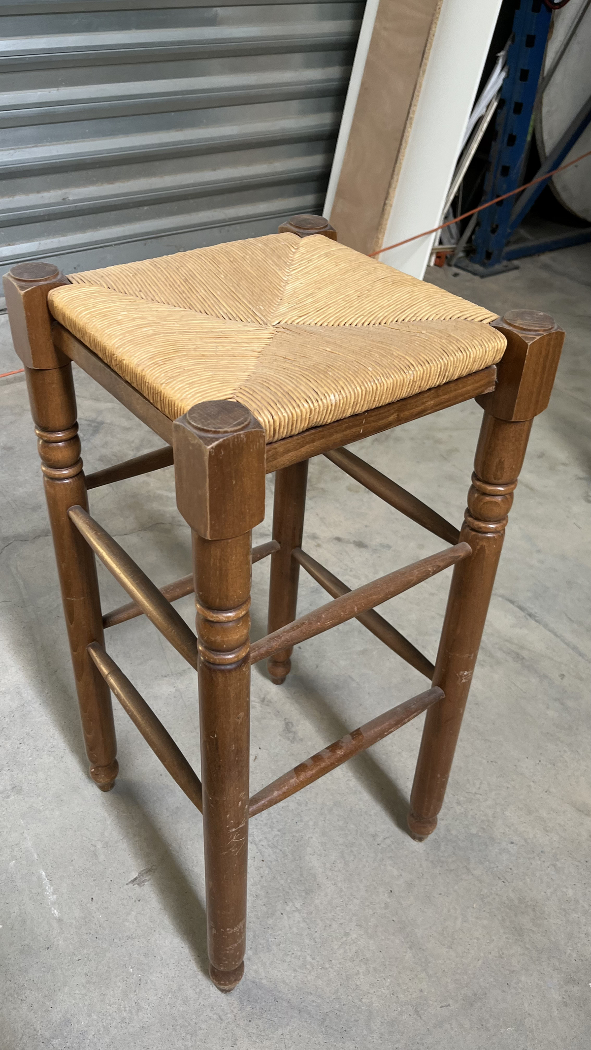 Tabouret de bar en bois à assise paillée