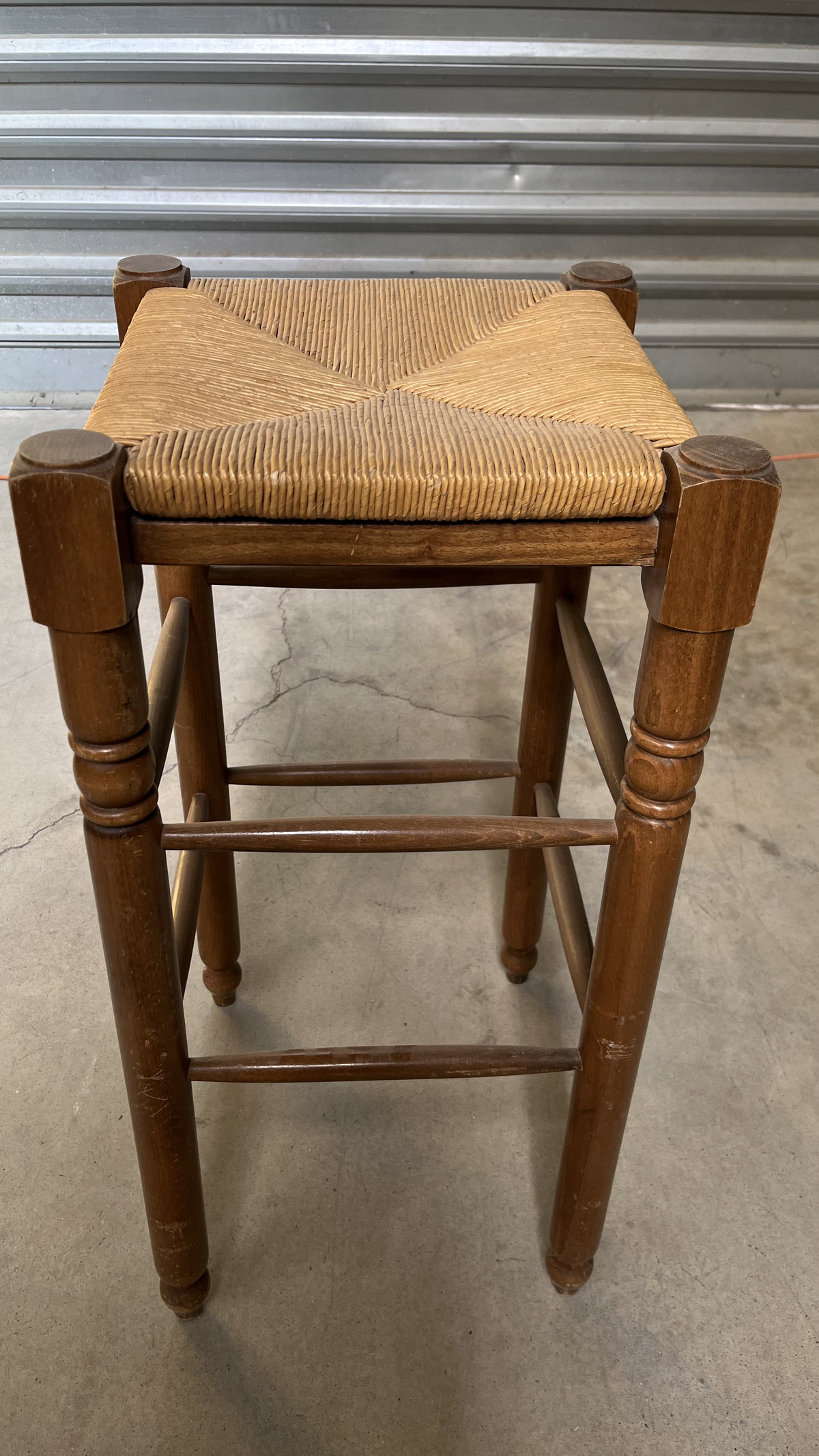 Tabouret de bar en bois à assise paillée