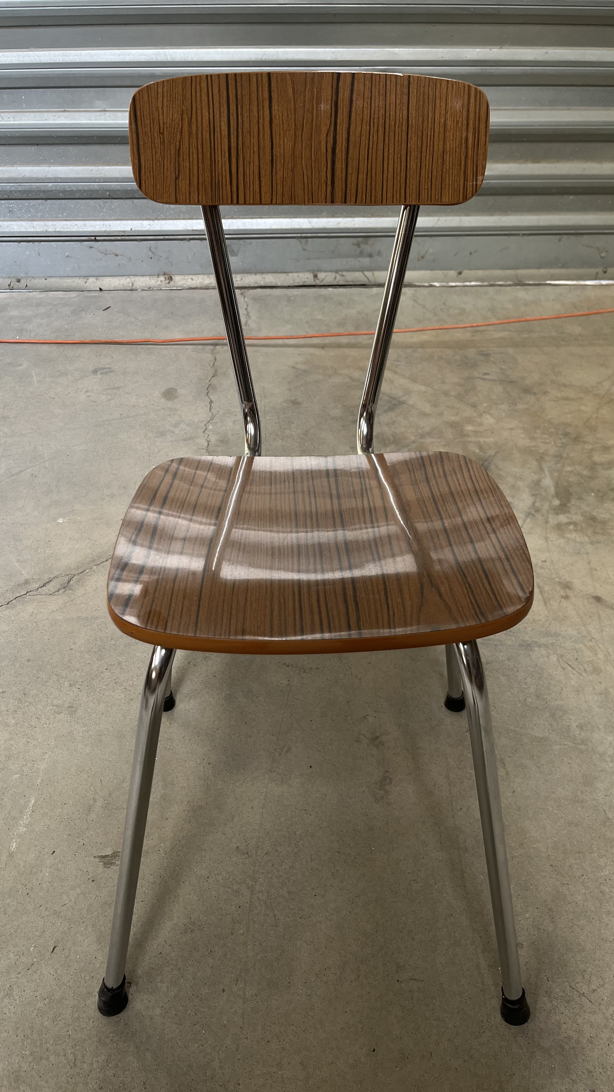Chaise vintage en bois brun et métal chromé