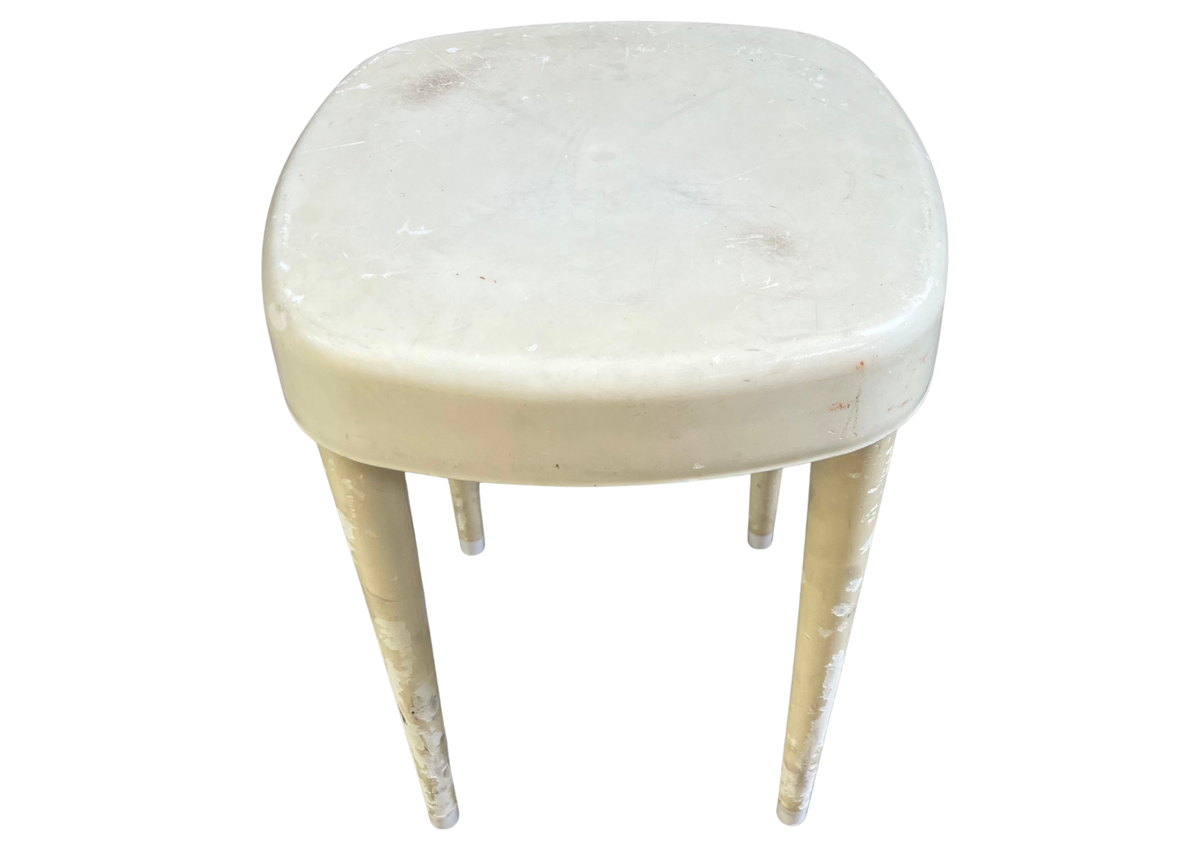 Tabouret blanc à assise carrée rembourrée