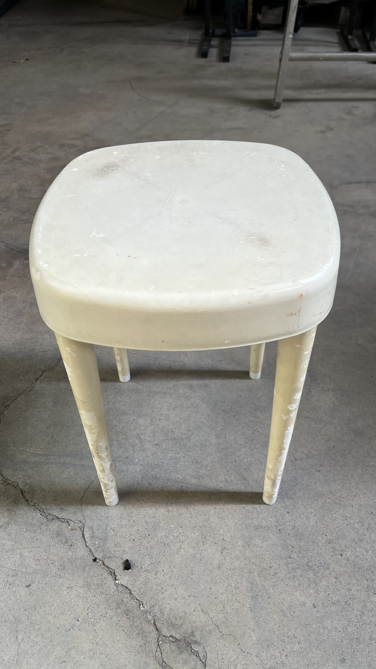 Tabouret blanc à assise carrée rembourrée