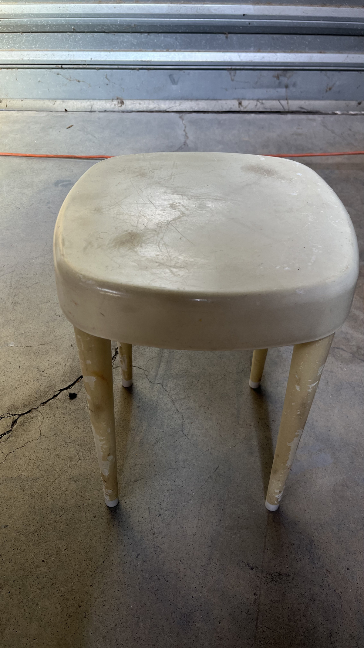 Tabouret blanc à assise carrée rembourrée