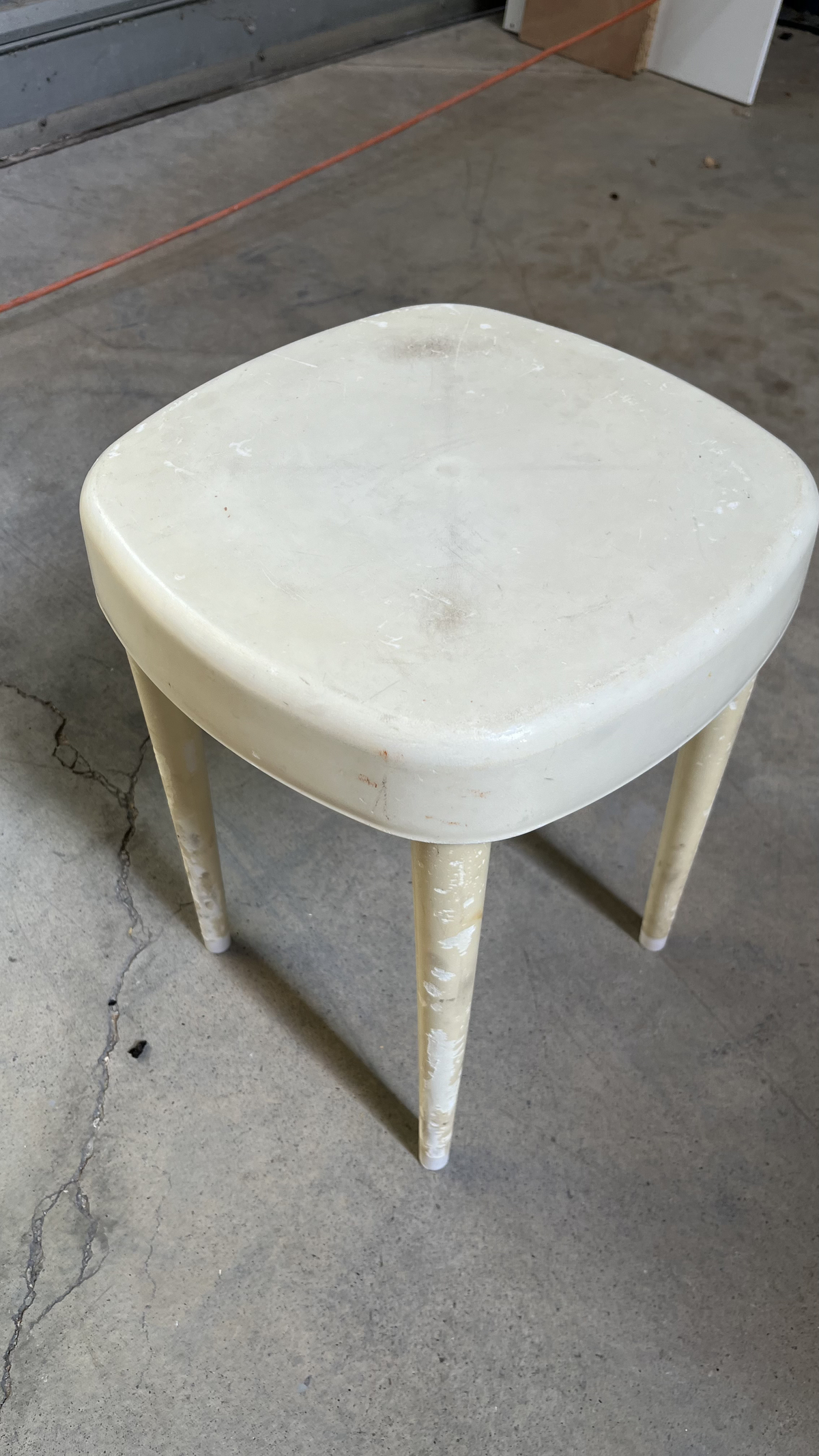 Tabouret blanc à assise carrée rembourrée