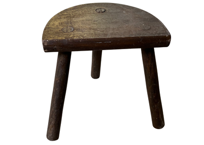 Tabouret tripode en bois patiné à assise demi-lune