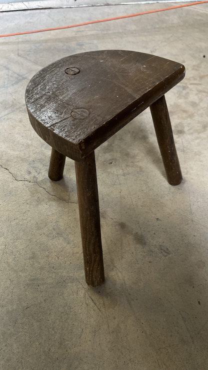 Tabouret tripode en bois patiné à assise demi-lune