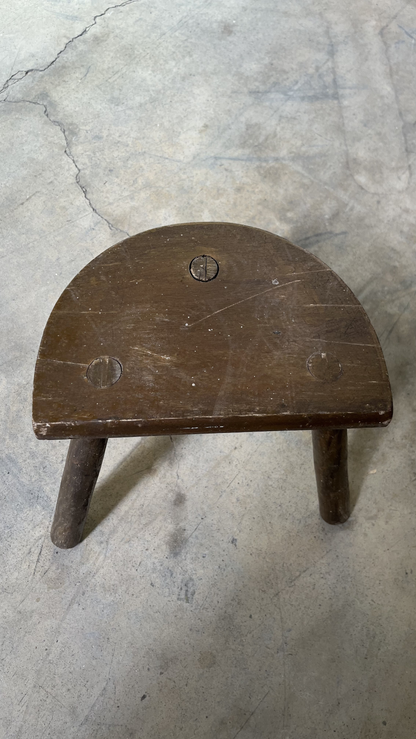 Tabouret tripode en bois patiné à assise demi-lune
