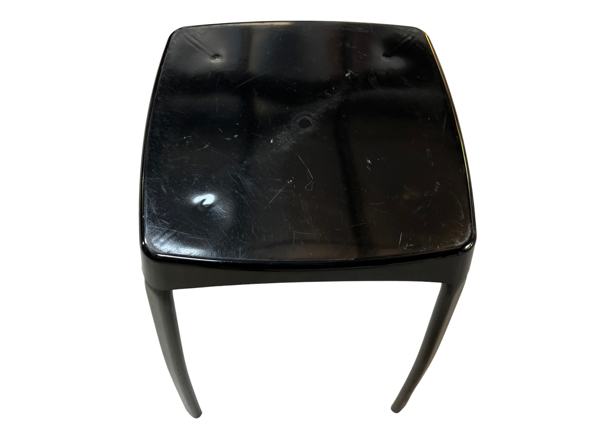Tabouret à assise carrée noire sur pieds chromés