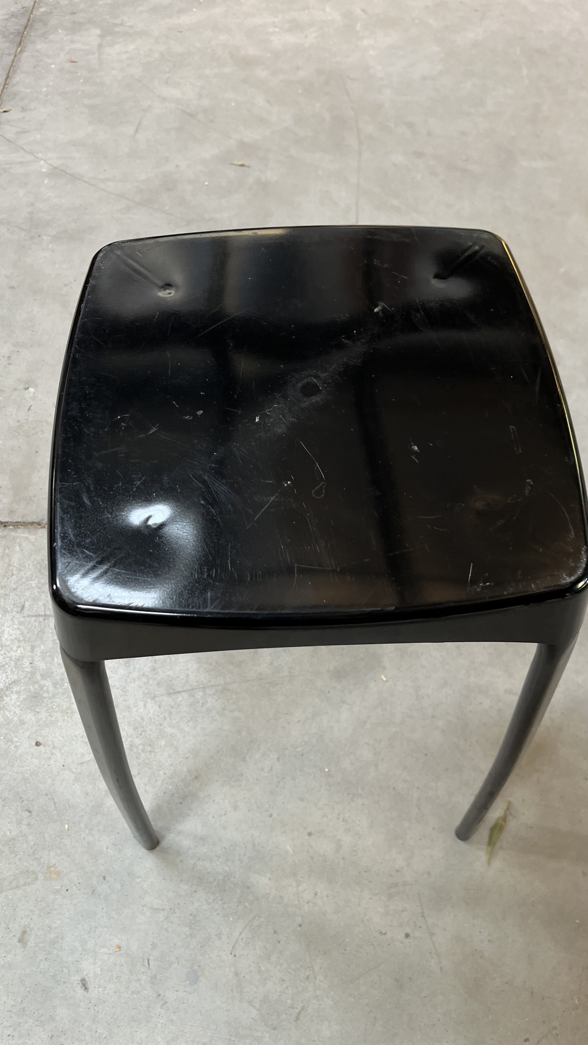Tabouret à assise carrée noire sur pieds chromés