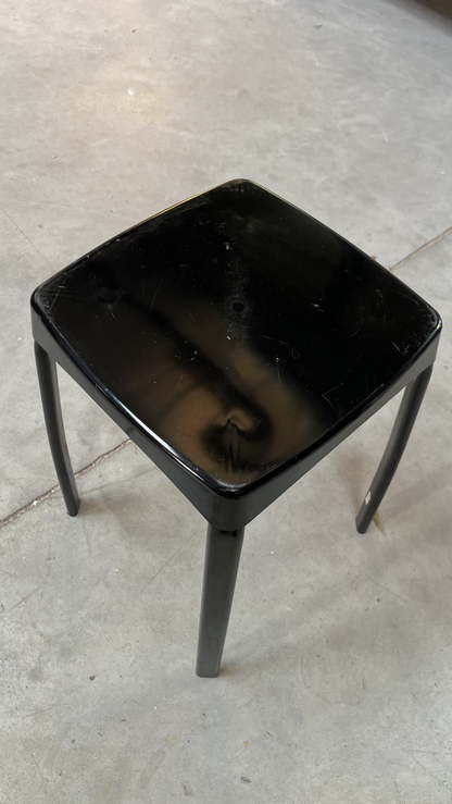 Tabouret à assise carrée noire sur pieds chromés