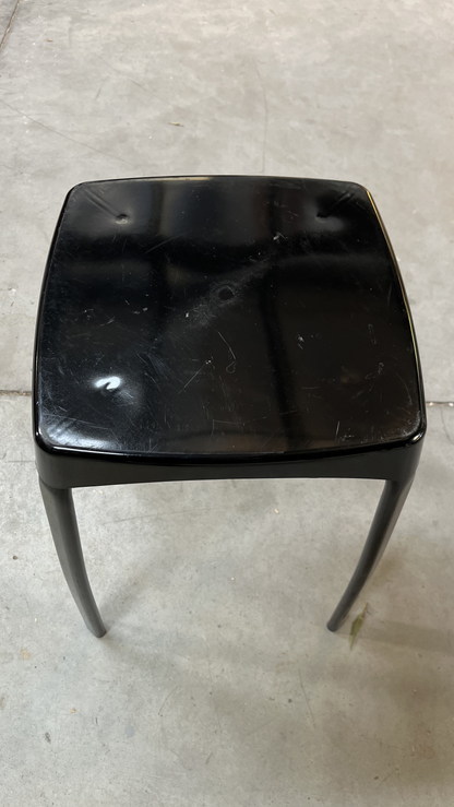 Tabouret à assise carrée noire sur pieds chromés