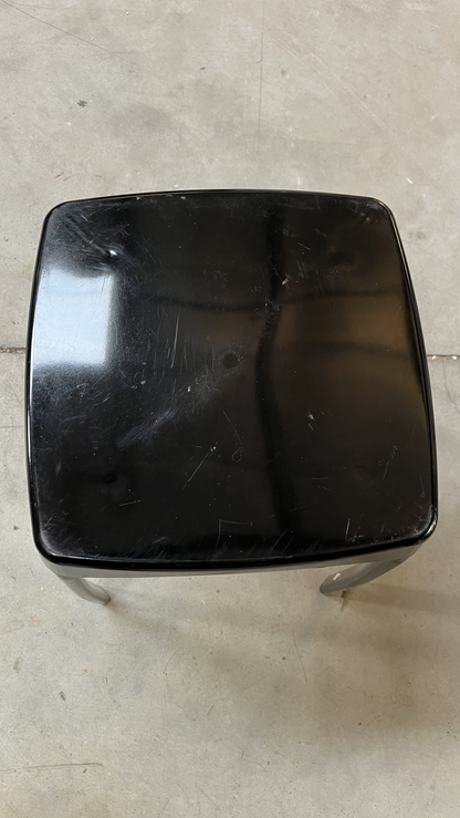 Tabouret à assise carrée noire sur pieds chromés