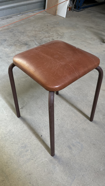 Tabouret à assise carrée marron sur pieds en métal