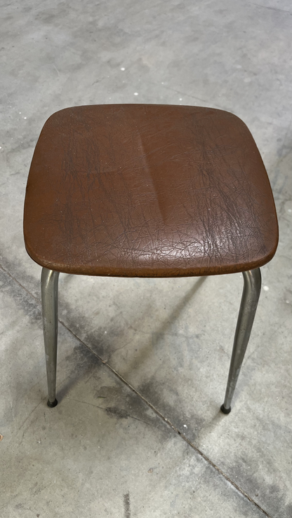 Tabouret à assise carrée marron sur pieds en métal