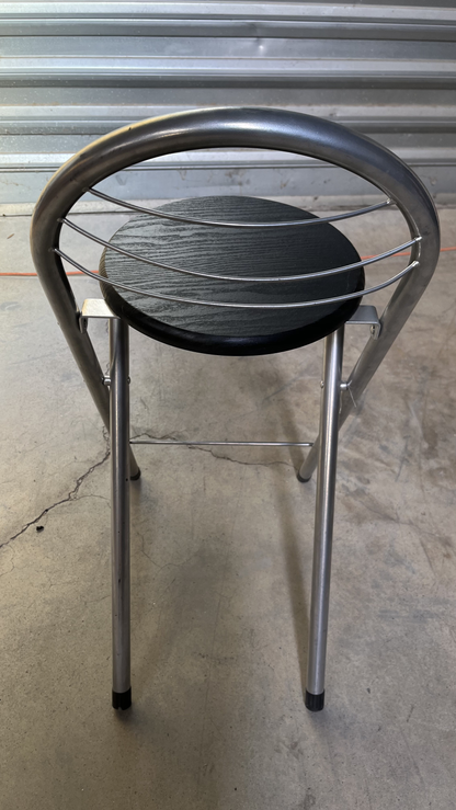 Tabouret à dossier arceau en métal chromé