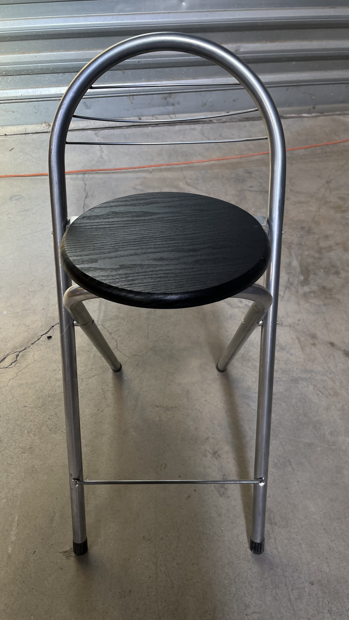 Tabouret à dossier arceau en métal chromé