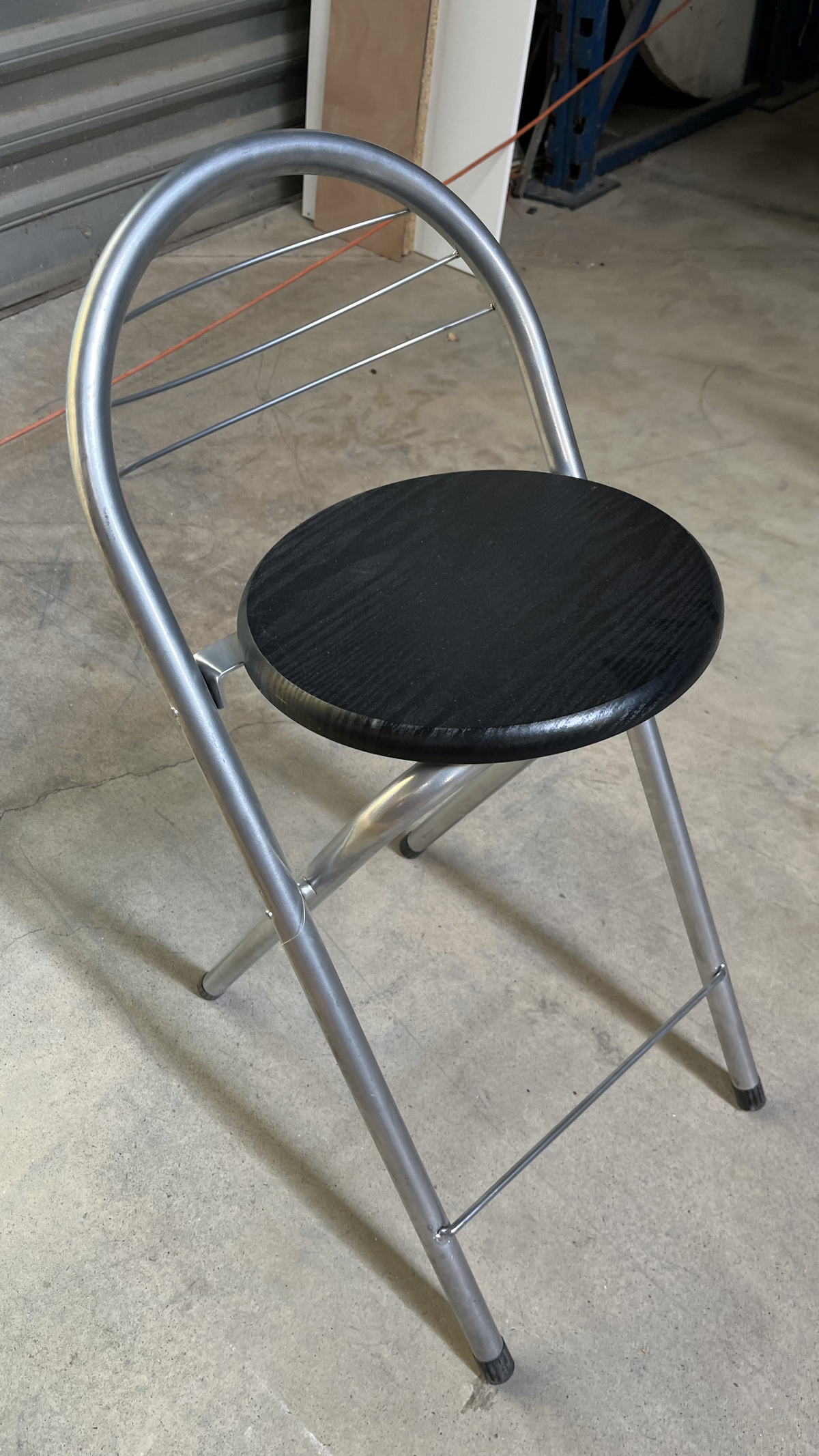 Tabouret à dossier arceau en métal chromé