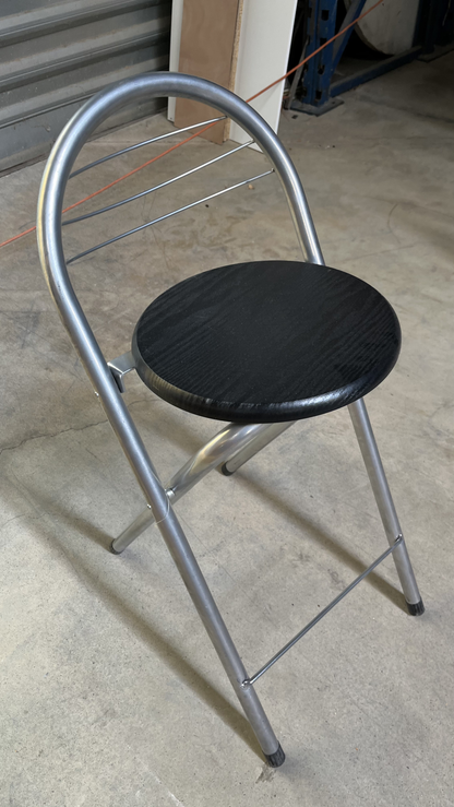 Tabouret à dossier arceau en métal chromé