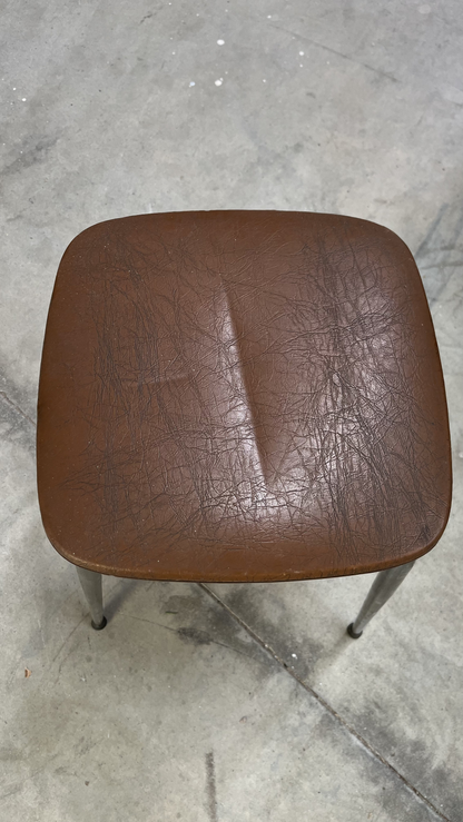 Paire de tabourets à assise carrée marron sur pieds chromés