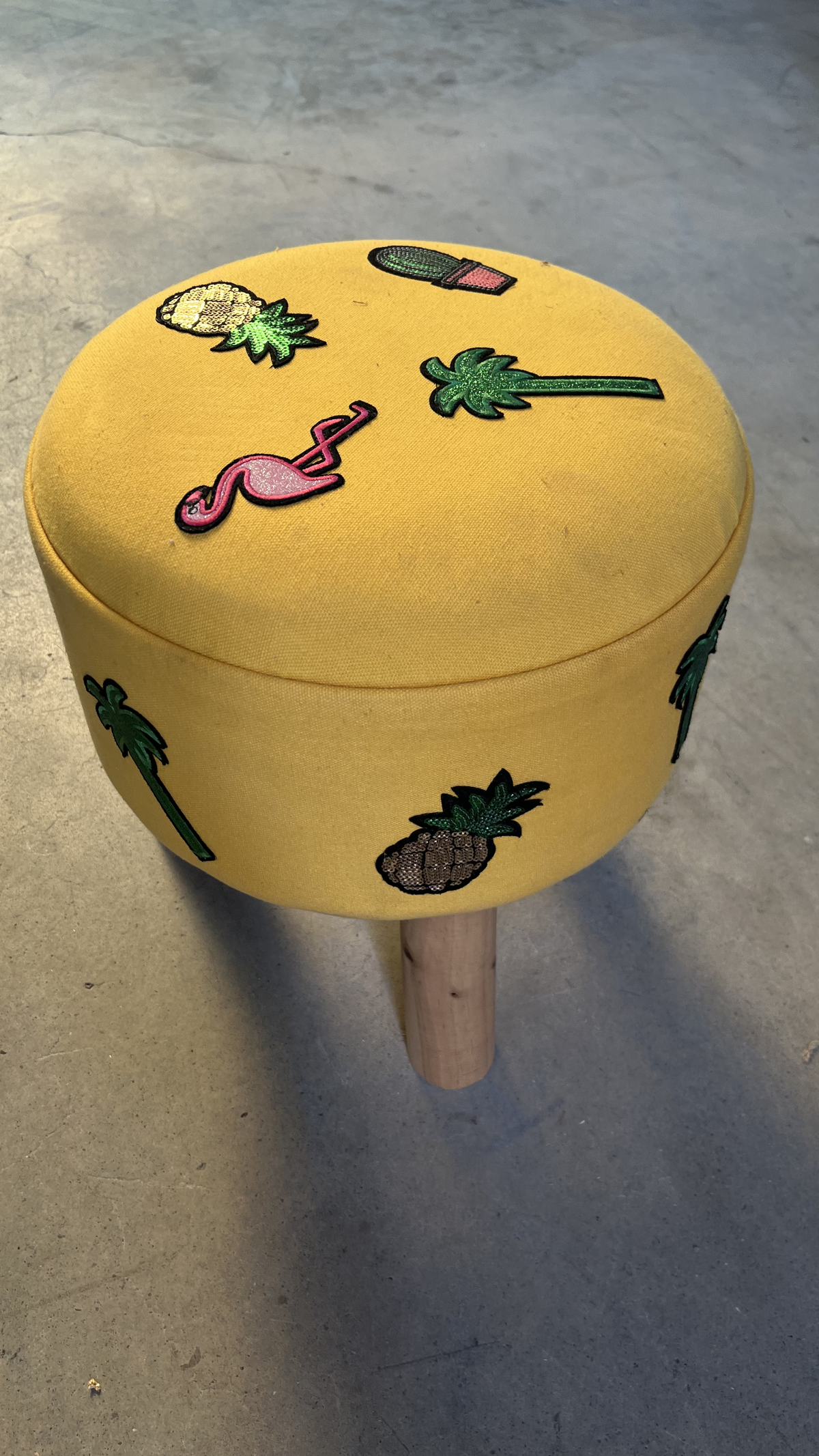 Tabouret rond en tissu jaune à motifs sur pieds en bois