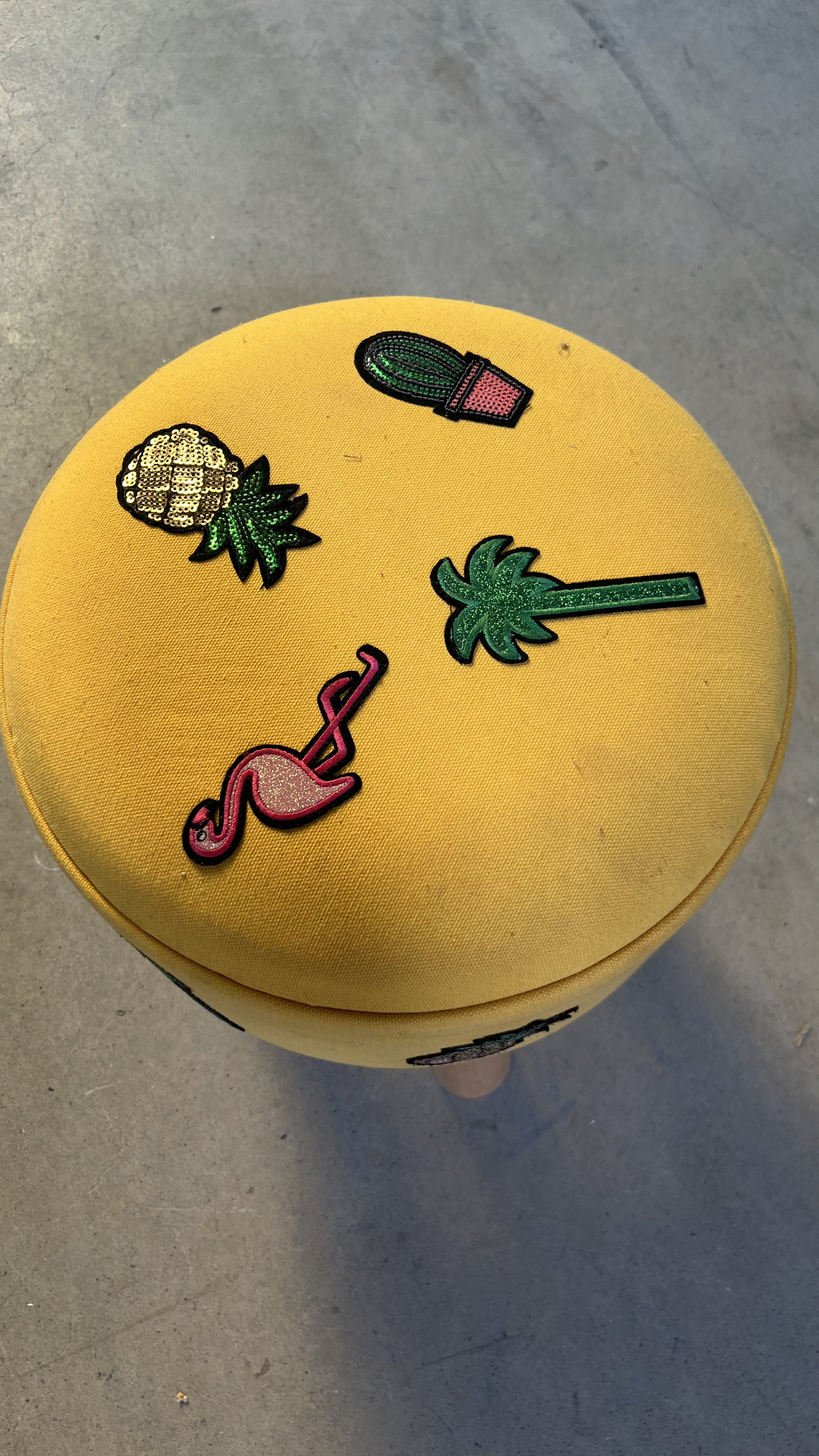 Tabouret rond en tissu jaune à motifs sur pieds en bois