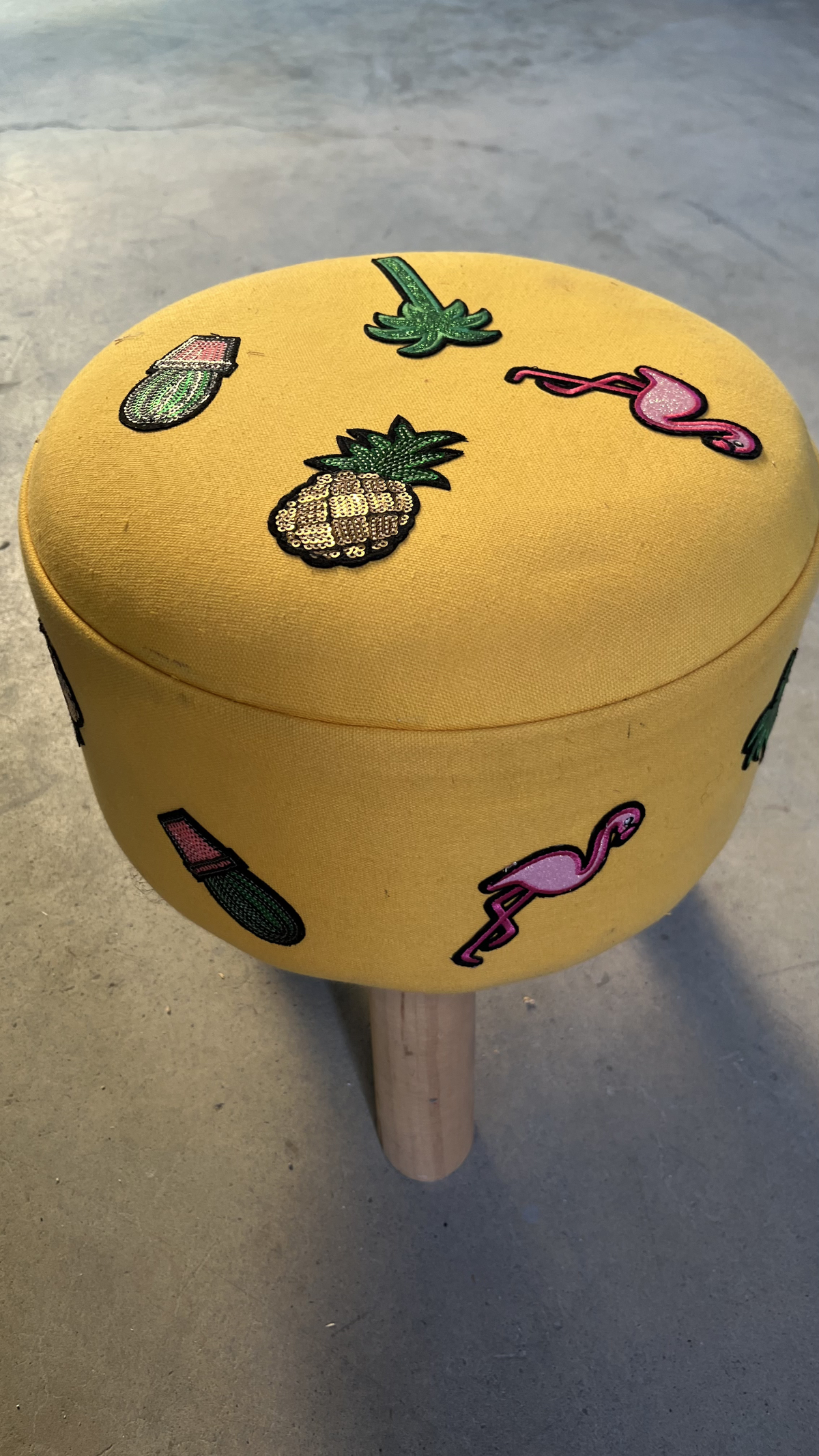 Tabouret rond en tissu jaune à motifs sur pieds en bois