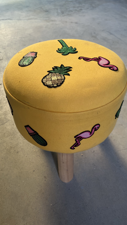 Tabouret rond en tissu jaune à motifs sur pieds en bois