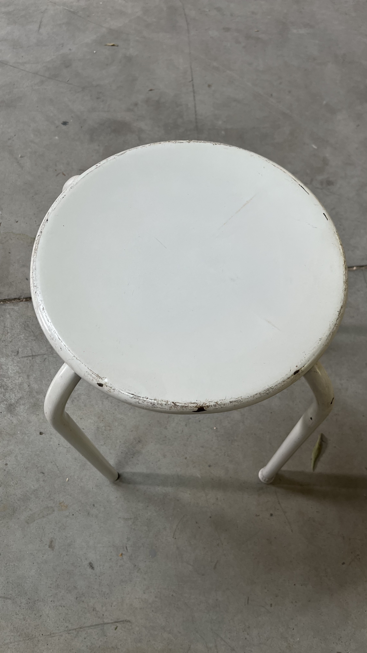 Paire de tabourets à assise ronde blanche