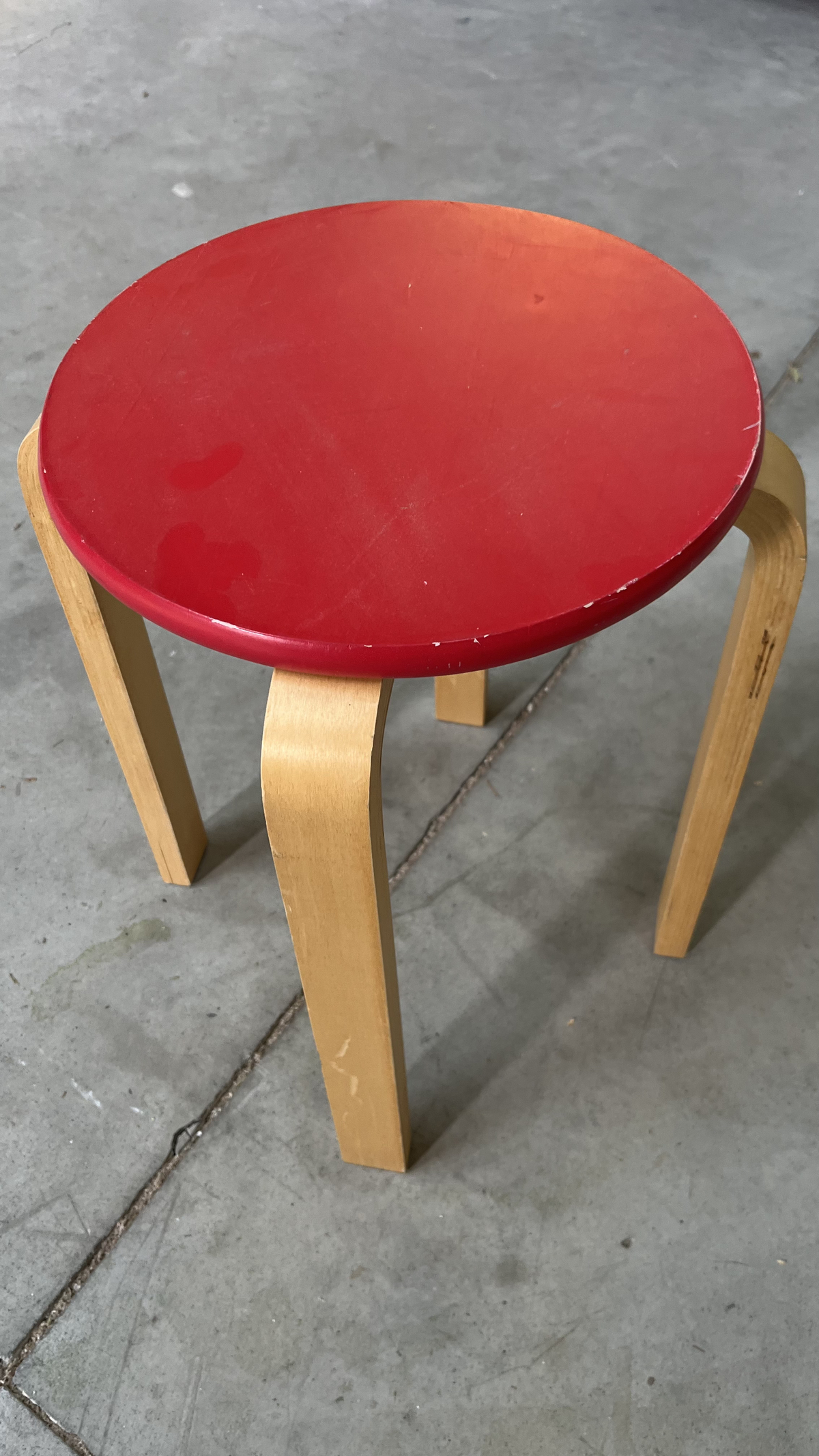 Paire de tabourets à assise ronde rouge sur pieds en bois