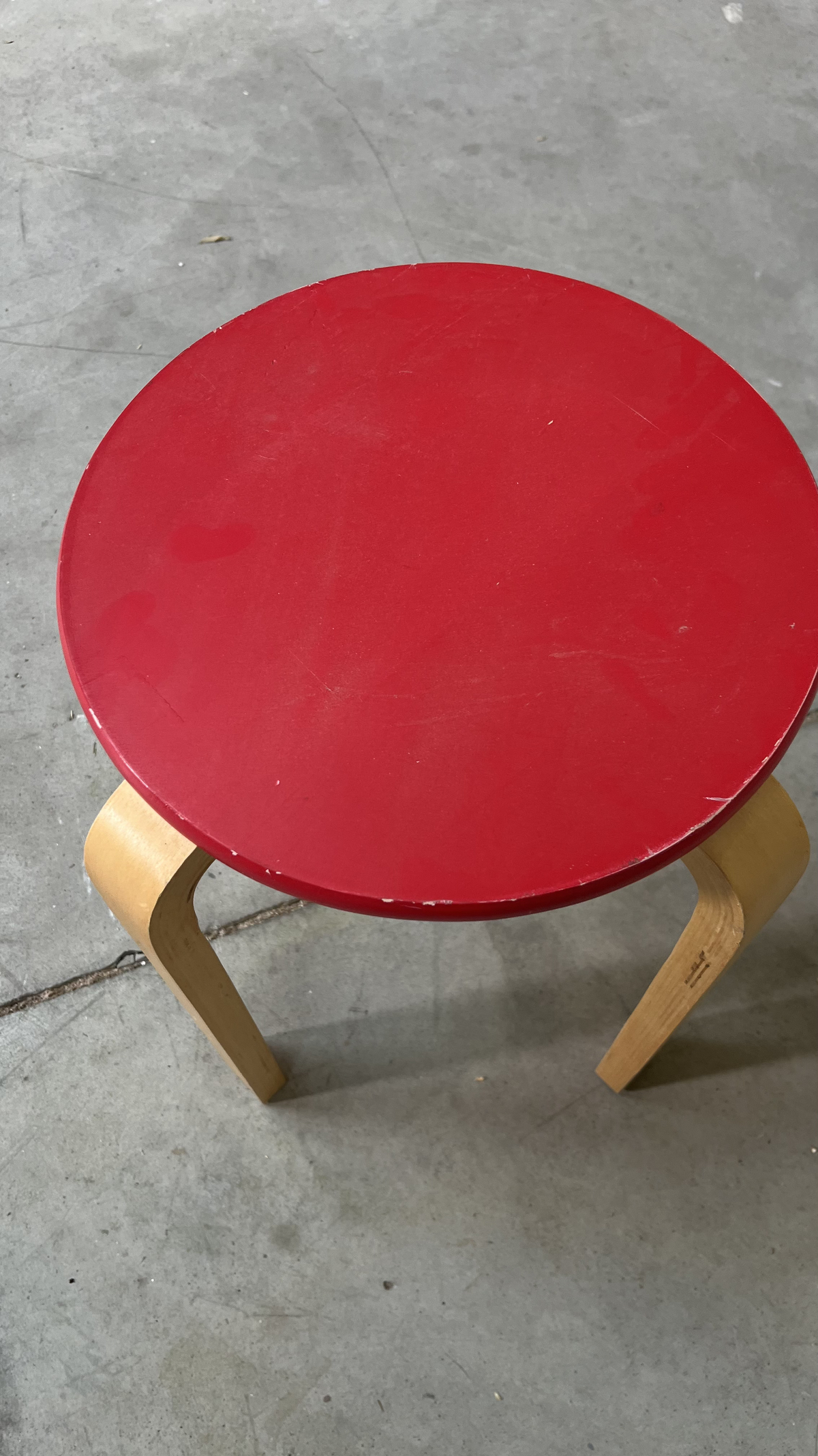 Paire de tabourets à assise ronde rouge sur pieds en bois