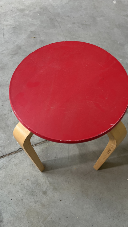 Paire de tabourets à assise ronde rouge sur pieds en bois