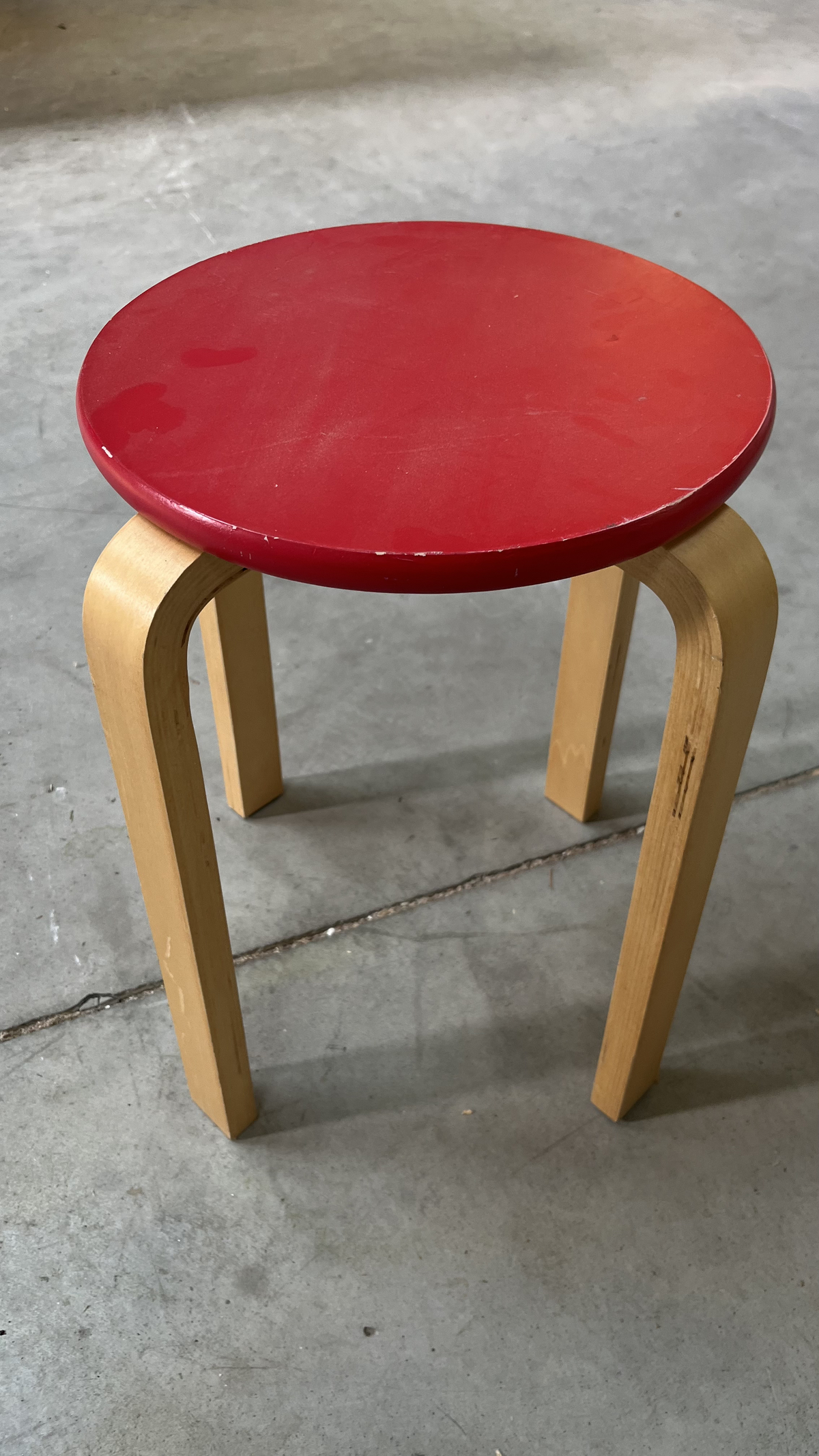 Paire de tabourets à assise ronde rouge sur pieds en bois