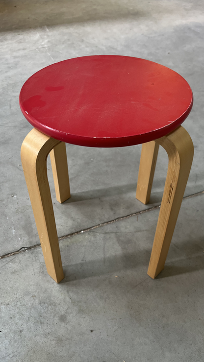 Paire de tabourets à assise ronde rouge sur pieds en bois