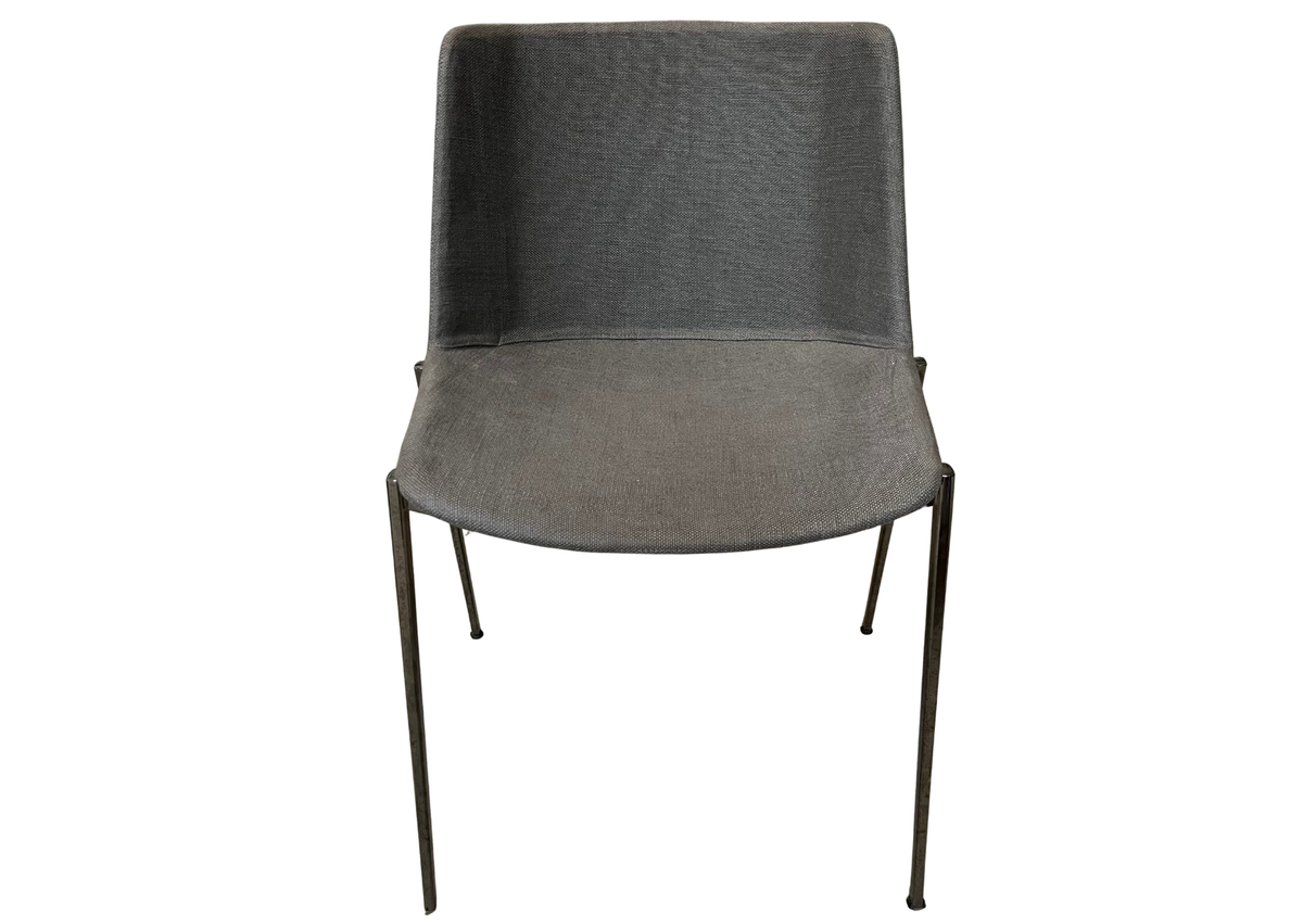 Chaise coque en tissu gris sur pieds en métal