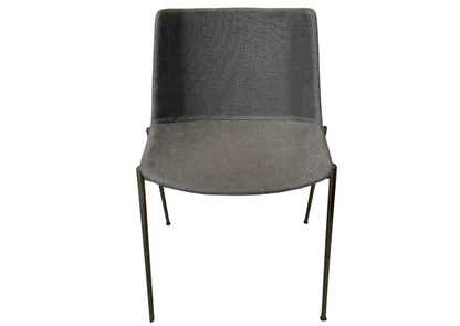 Chaise coque en tissu gris sur pieds en métal