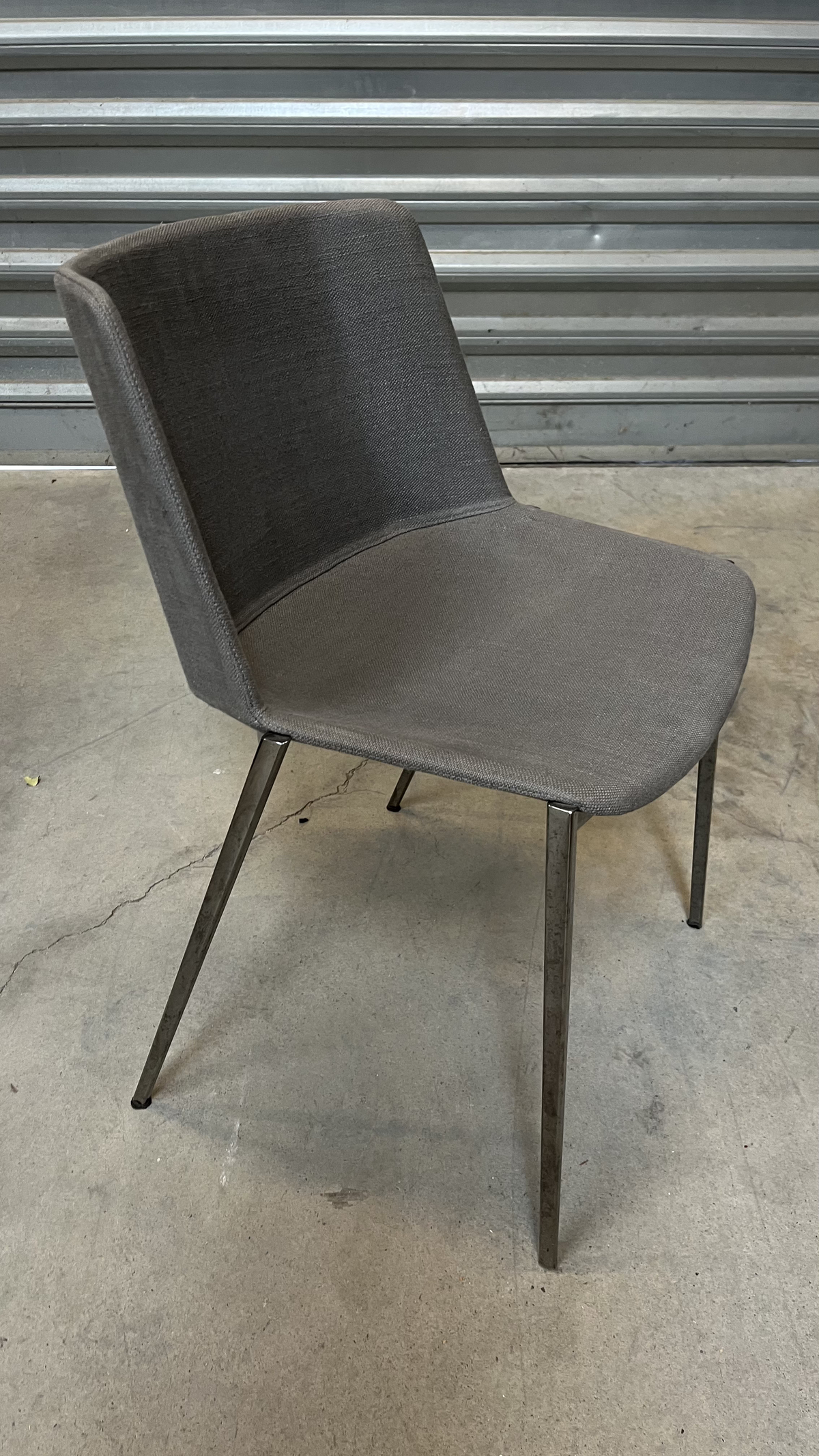 Chaise coque en tissu gris sur pieds en métal