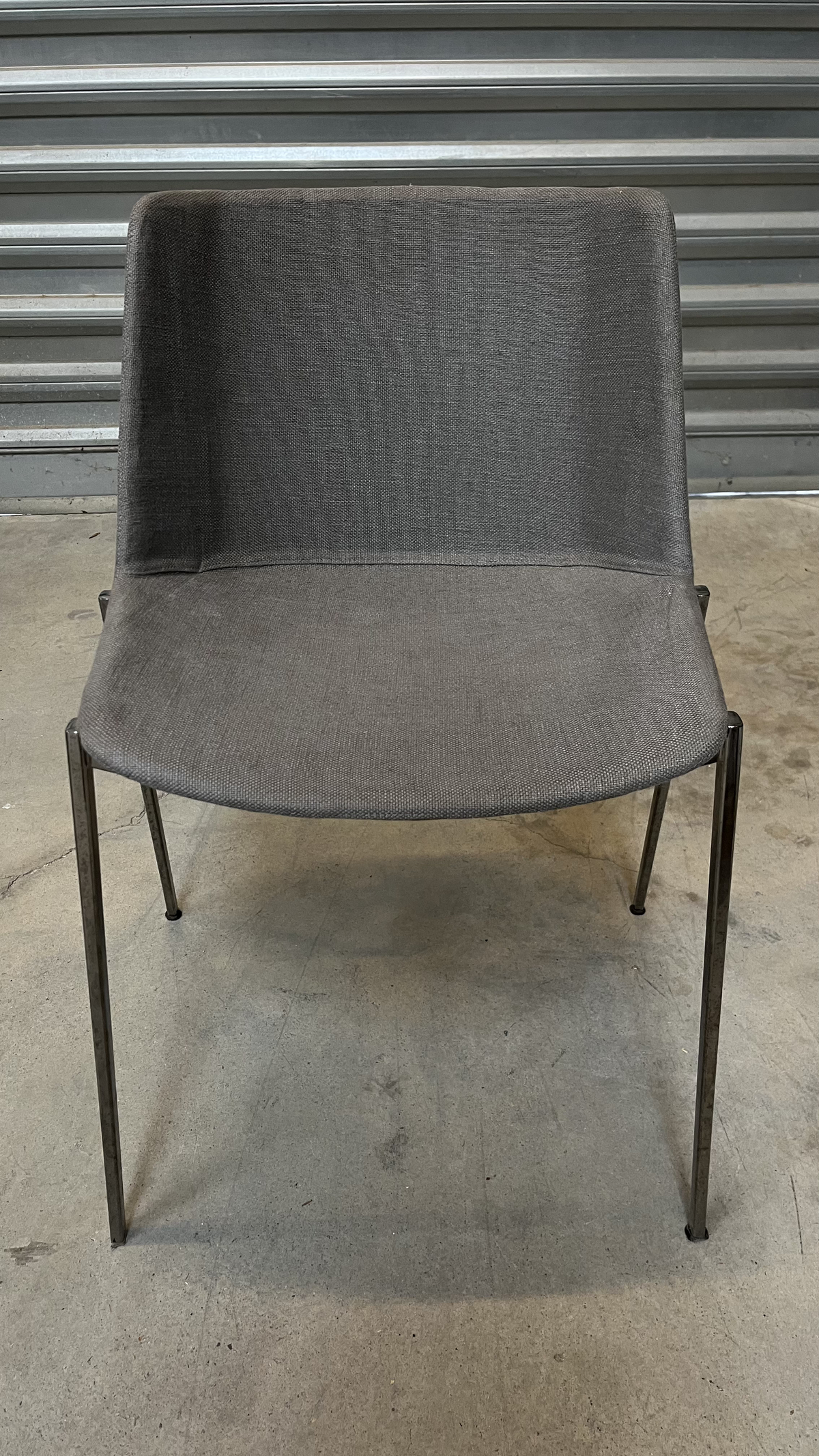 Chaise coque en tissu gris sur pieds en métal