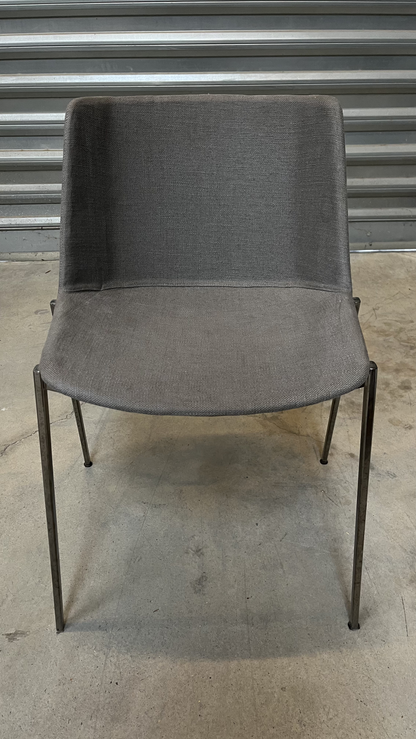 Chaise coque en tissu gris sur pieds en métal