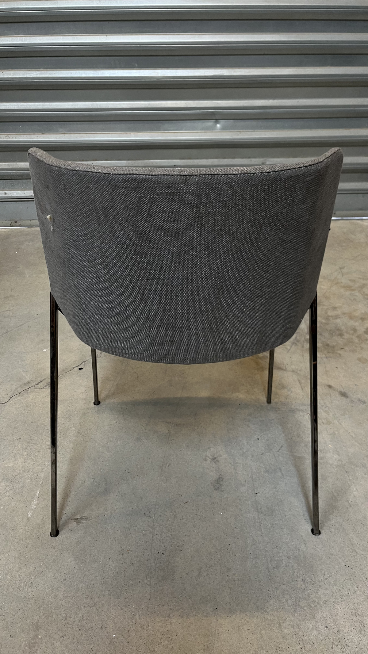 Chaise coque en tissu gris sur pieds en métal