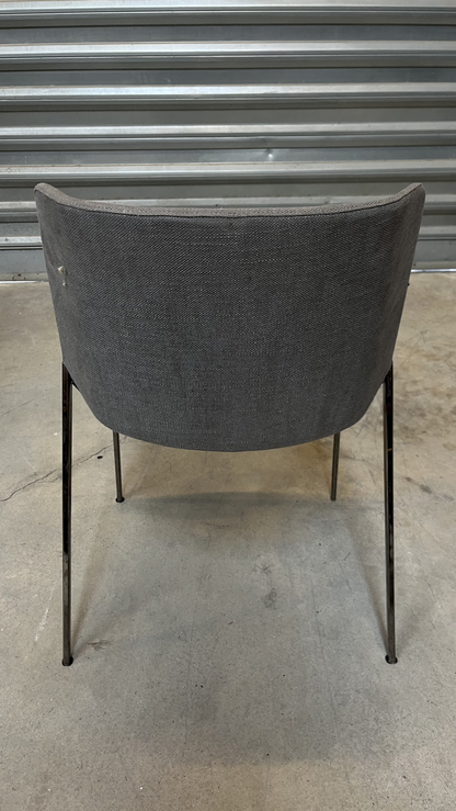 Chaise coque en tissu gris sur pieds en métal