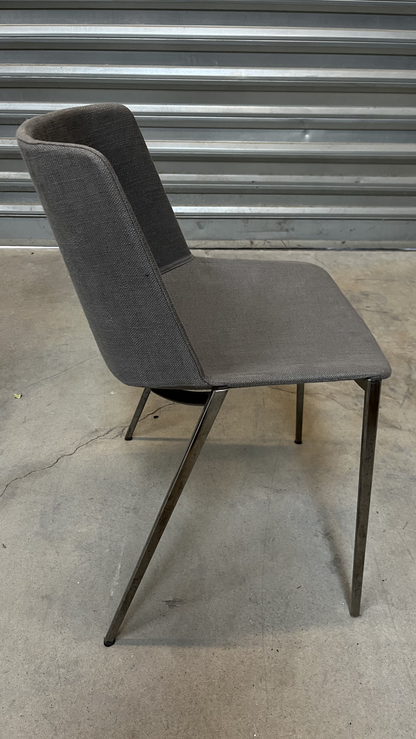 Chaise coque en tissu gris sur pieds en métal