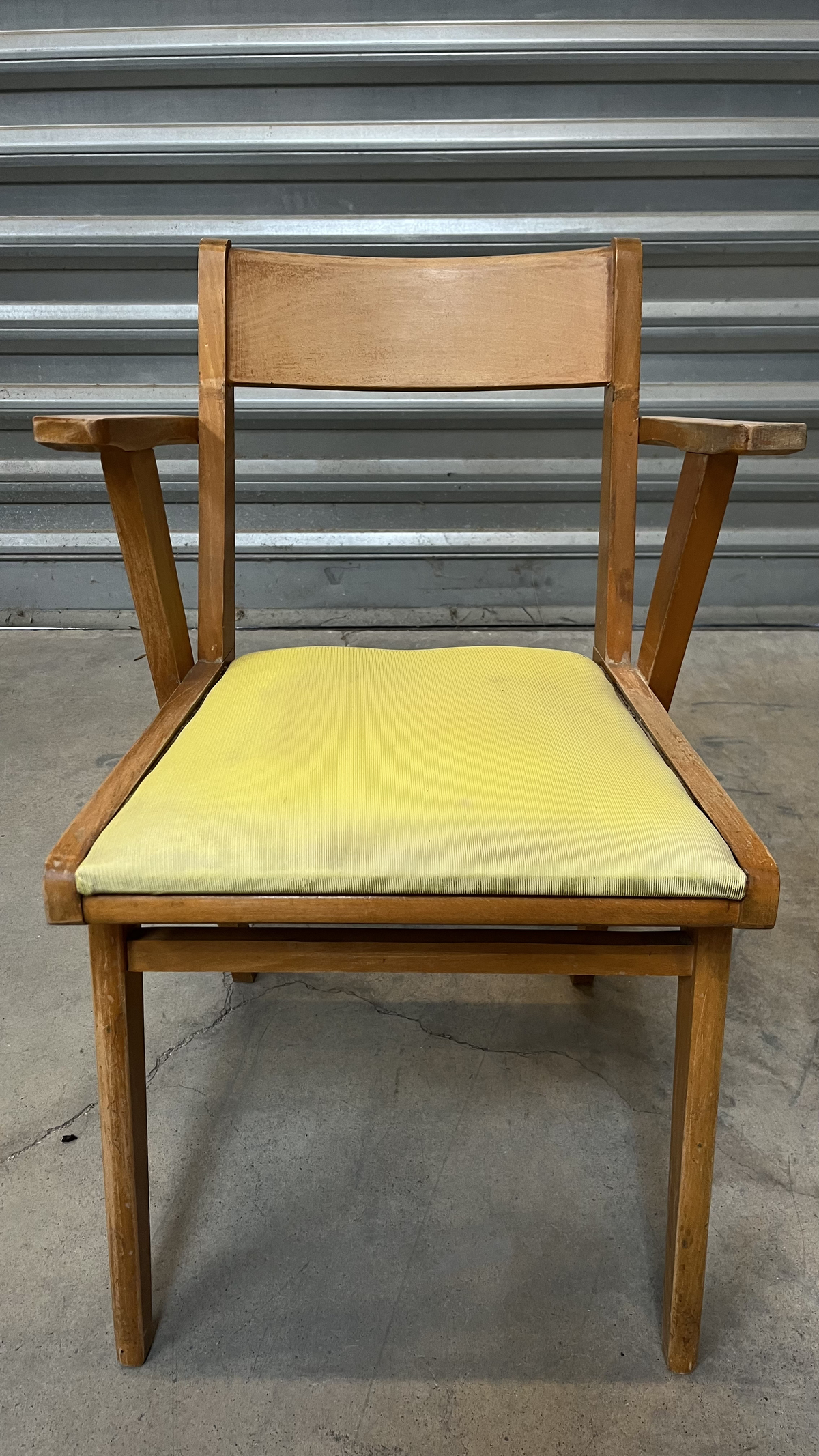Fauteuil vintage en bois à assise jaune