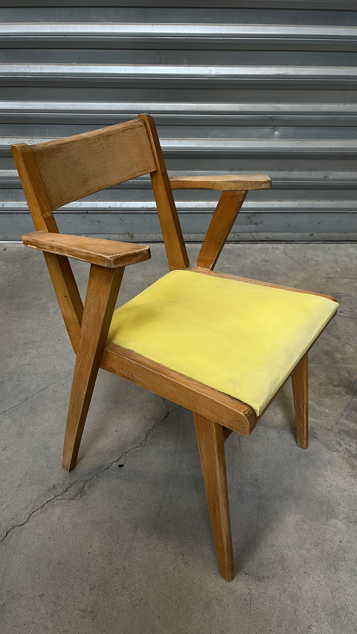 Fauteuil vintage en bois à assise jaune