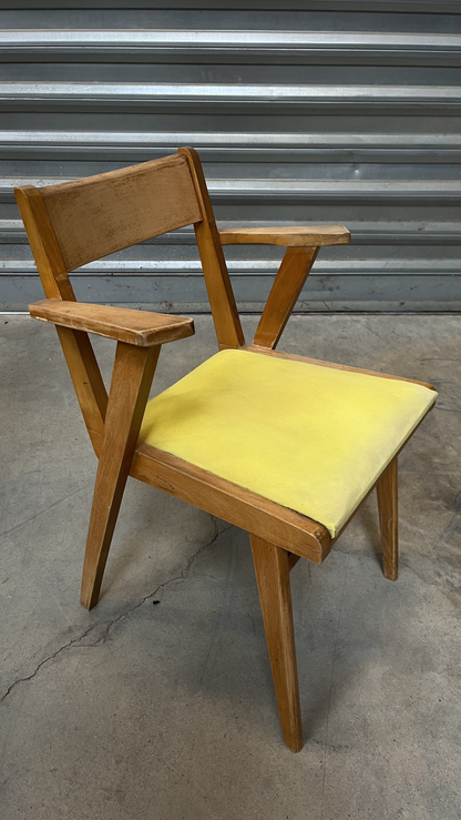 Fauteuil vintage en bois à assise jaune