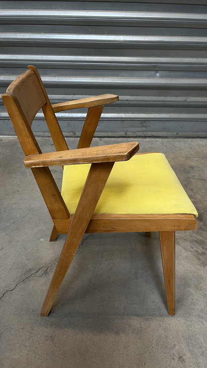 Fauteuil vintage en bois à assise jaune