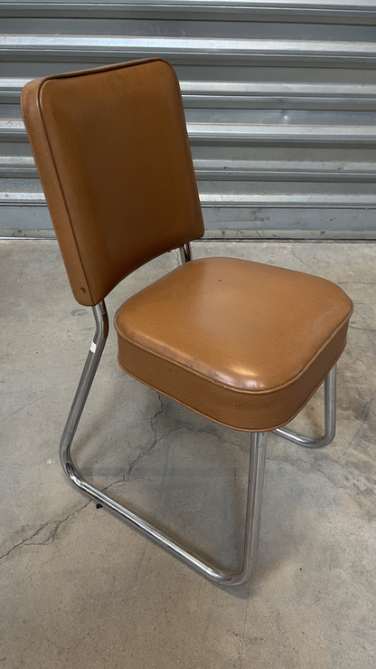 Chaise en cuir marron sur piètement luge chromé